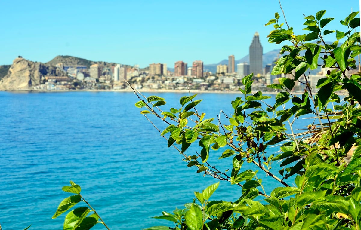 Fine sand and fine golden sand near Benidorm island