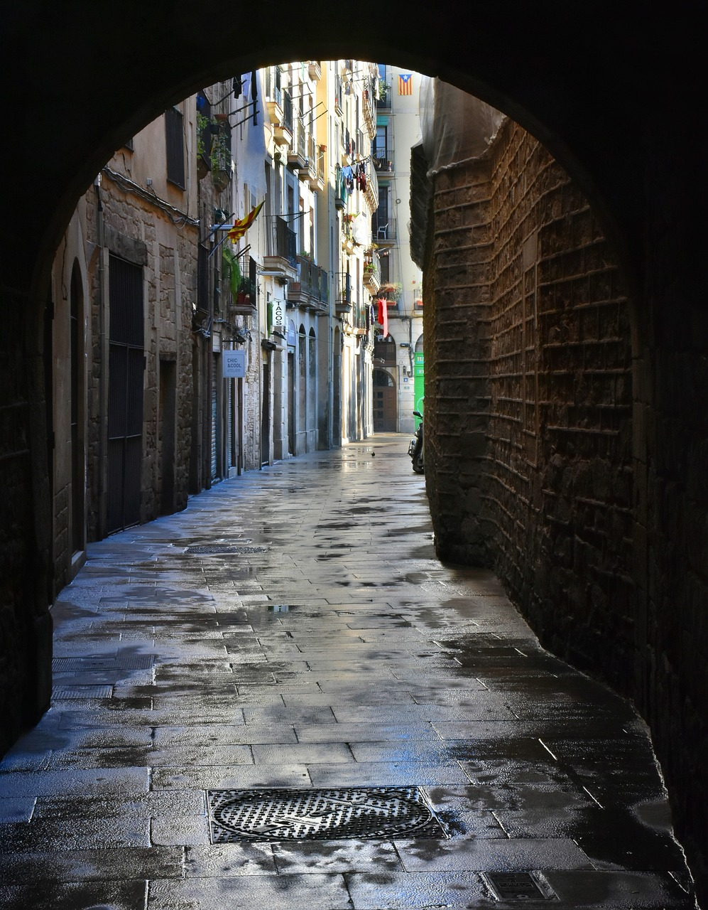 A picture of Barcelona narrow lanes